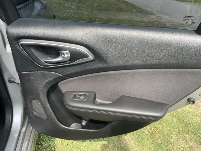 2015 Chrysler 200 Image 19