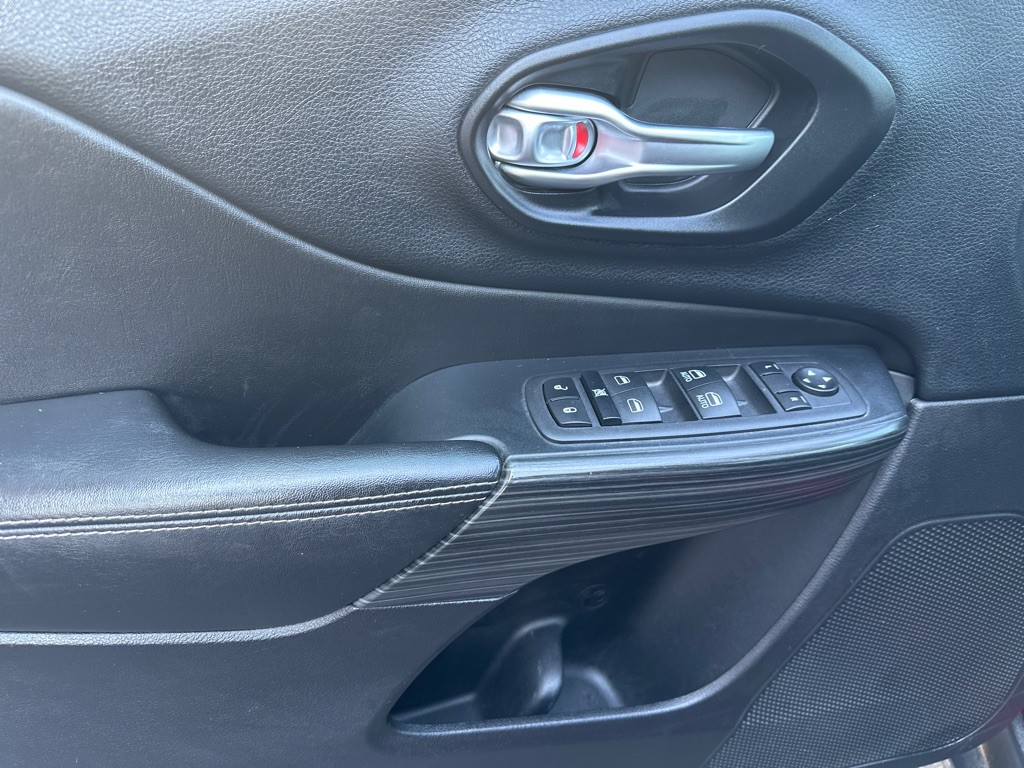 2016 Jeep Cherokee Image 18