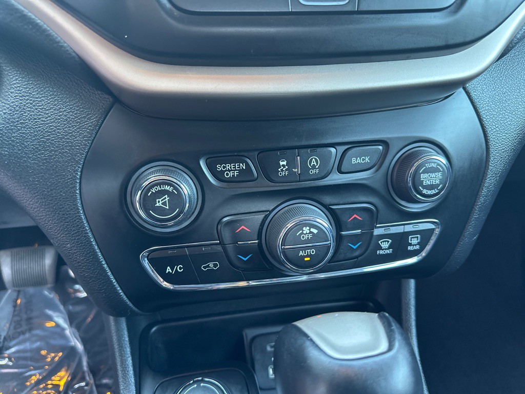 2016 Jeep Cherokee Image 24