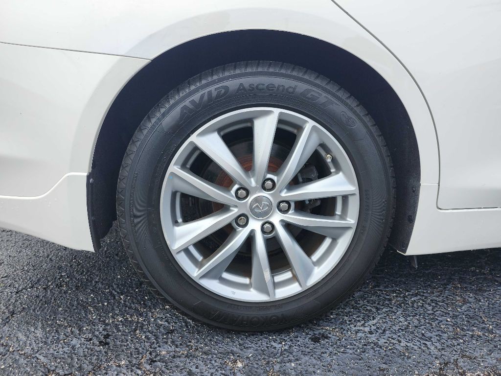2015 INFINITI Q50 Image 9