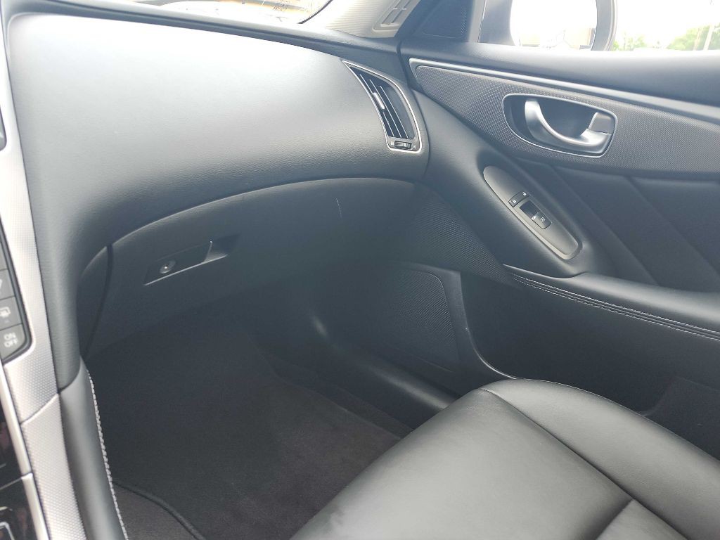 2015 INFINITI Q50 Image 28