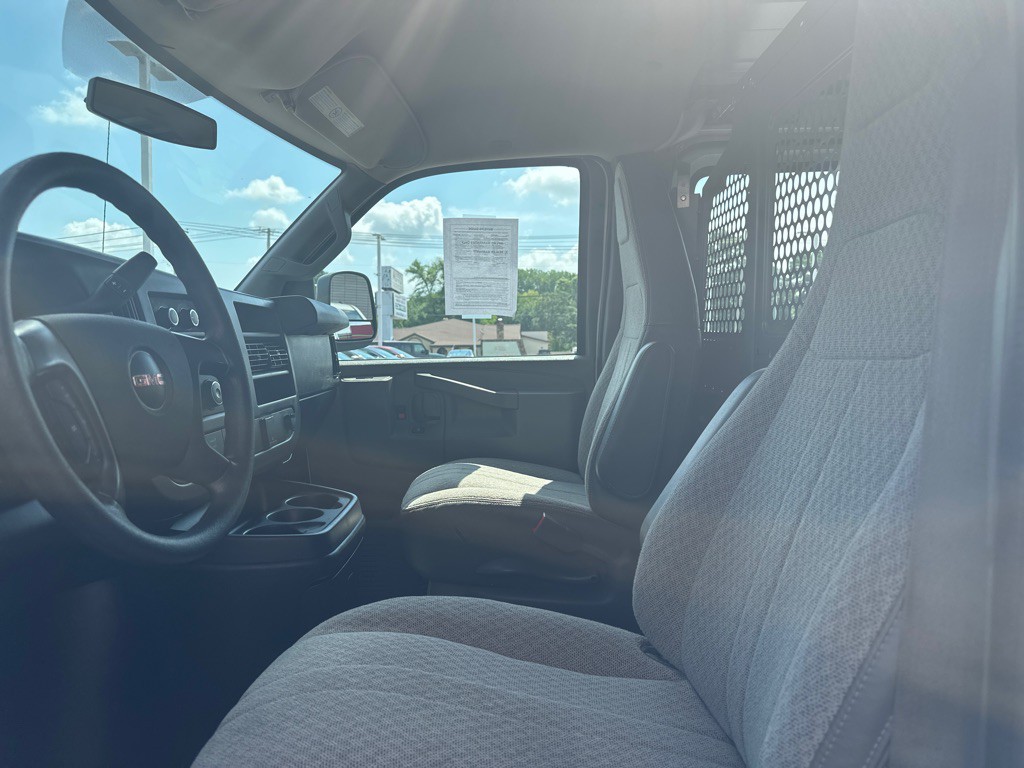 2016 GMC Savana Image 2