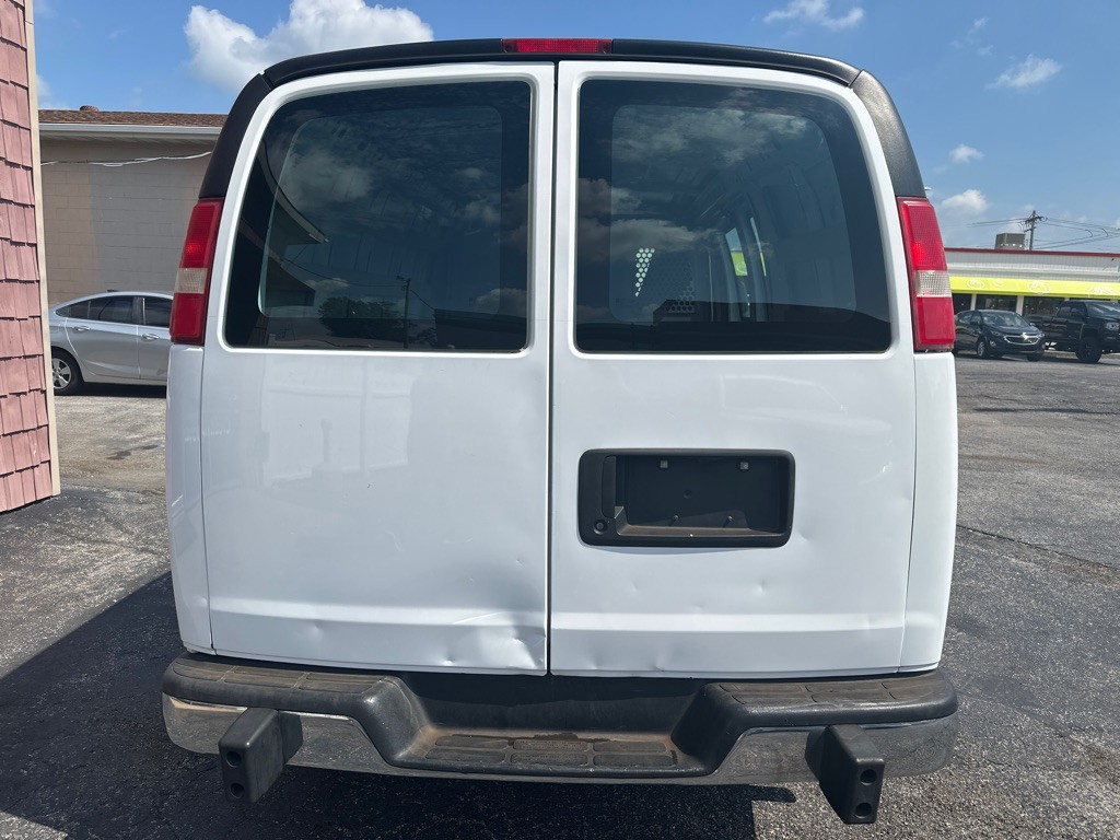 2016 GMC Savana Image 4