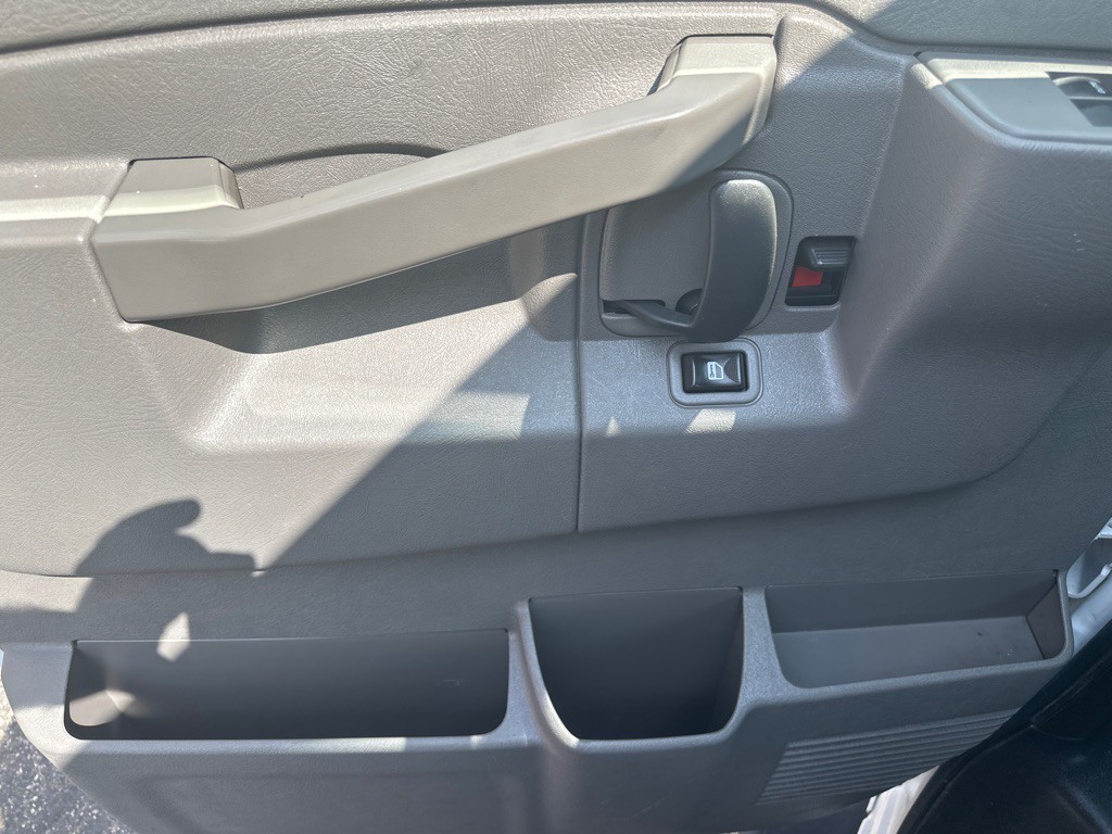2016 GMC Savana Image 16