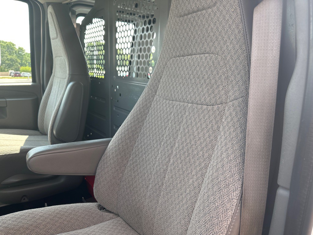 2016 GMC Savana Image 17