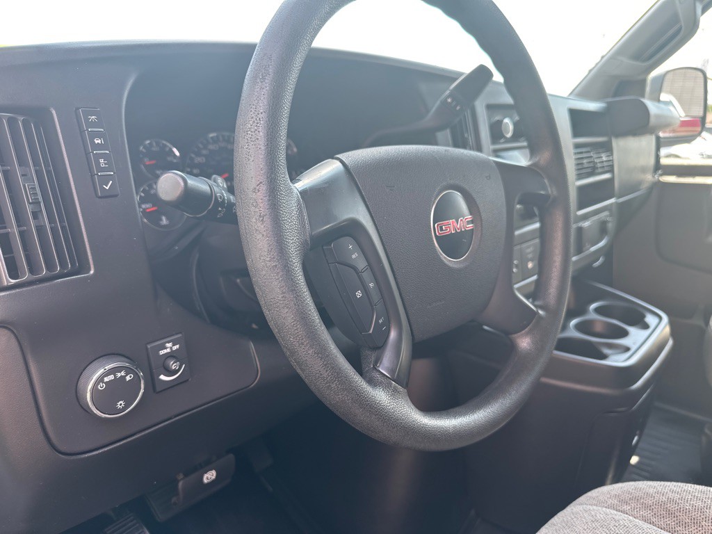 2016 GMC Savana Image 21