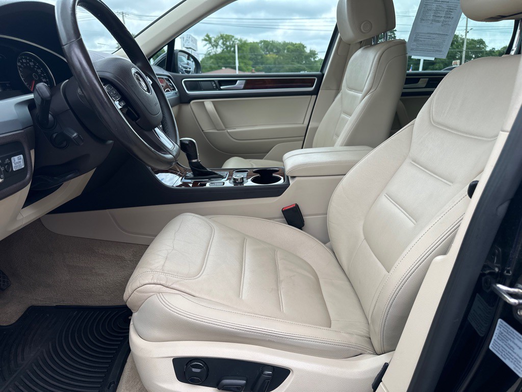 2013 Volkswagen Touareg Image 2