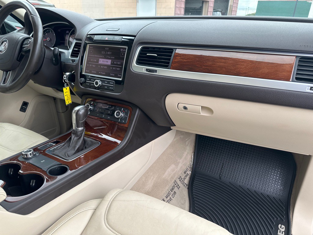 2013 Volkswagen Touareg Image 8