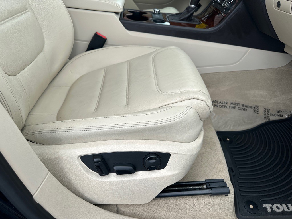 2013 Volkswagen Touareg Image 10