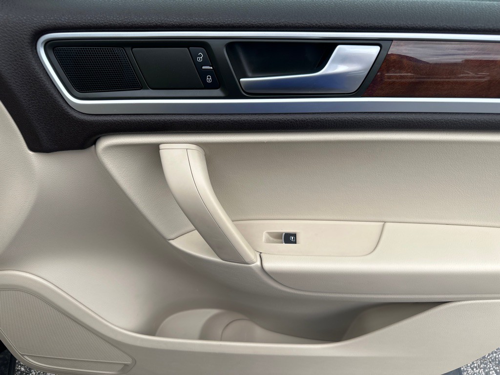 2013 Volkswagen Touareg Image 11
