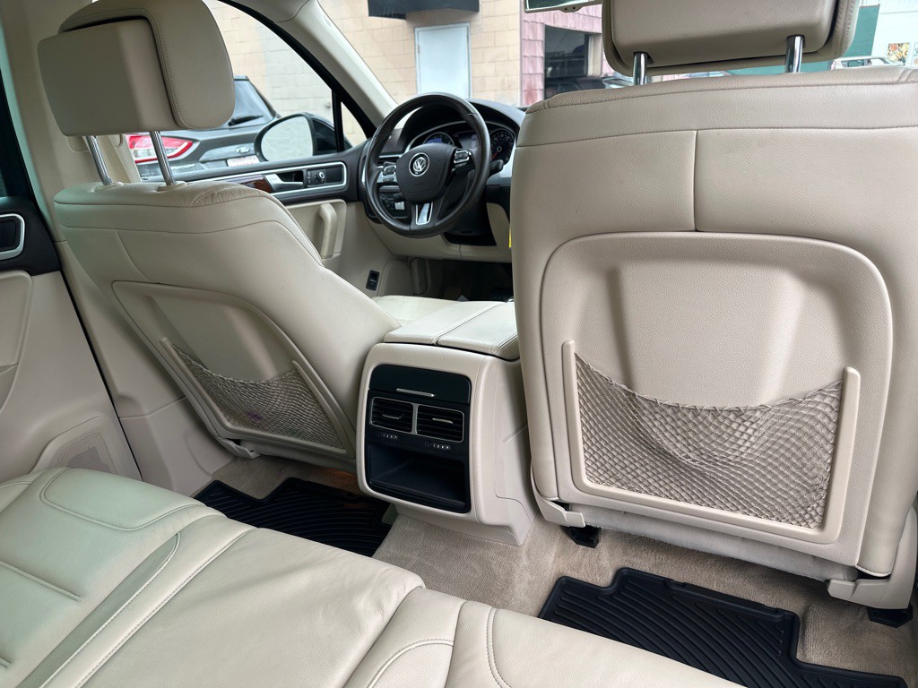 2013 Volkswagen Touareg Image 13