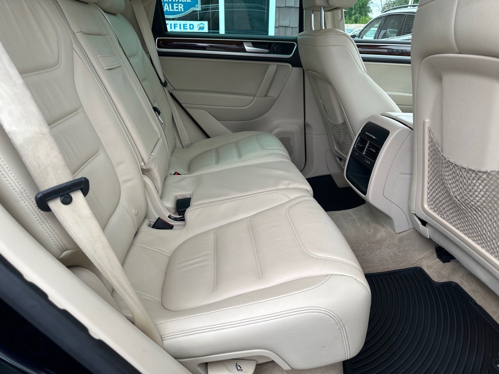 2013 Volkswagen Touareg Image 14