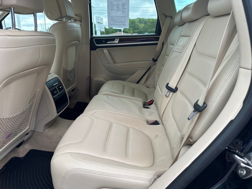 2013 Volkswagen Touareg Image 17