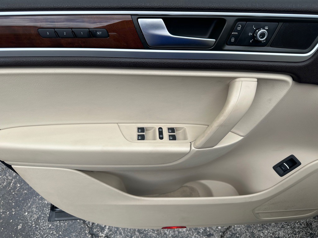 2013 Volkswagen Touareg Image 18