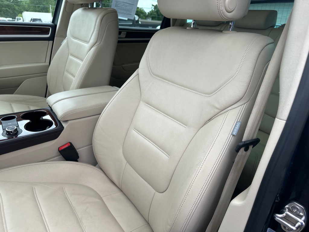 2013 Volkswagen Touareg Image 19