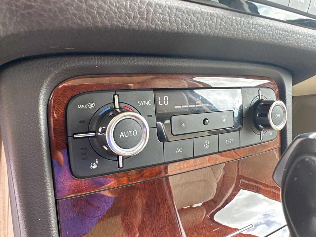 2013 Volkswagen Touareg Image 22