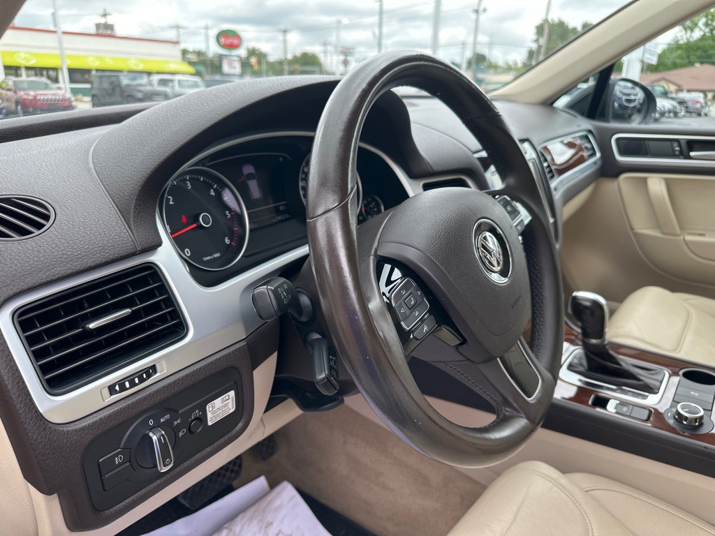 2013 Volkswagen Touareg Image 24