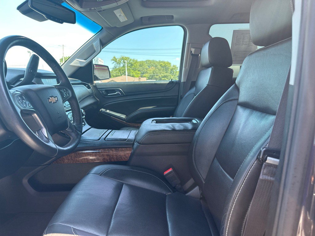 2015 Chevrolet Suburban Image 2