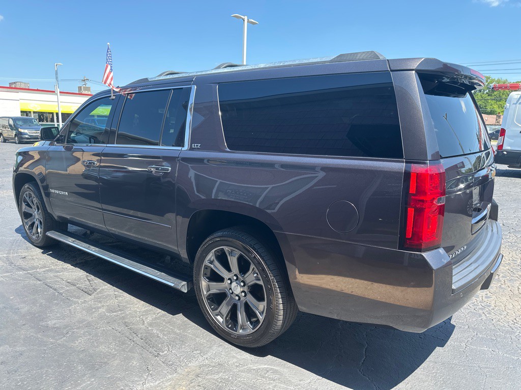 2015 Chevrolet Suburban Image 3