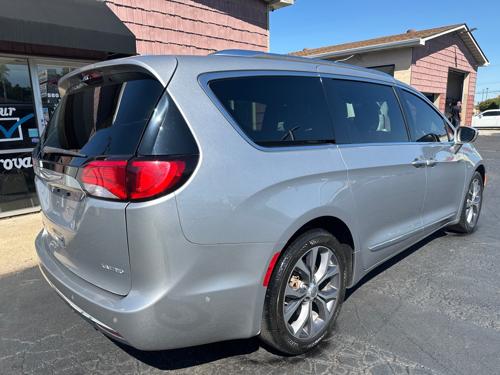 2017 Chrysler Pacifica Image 5