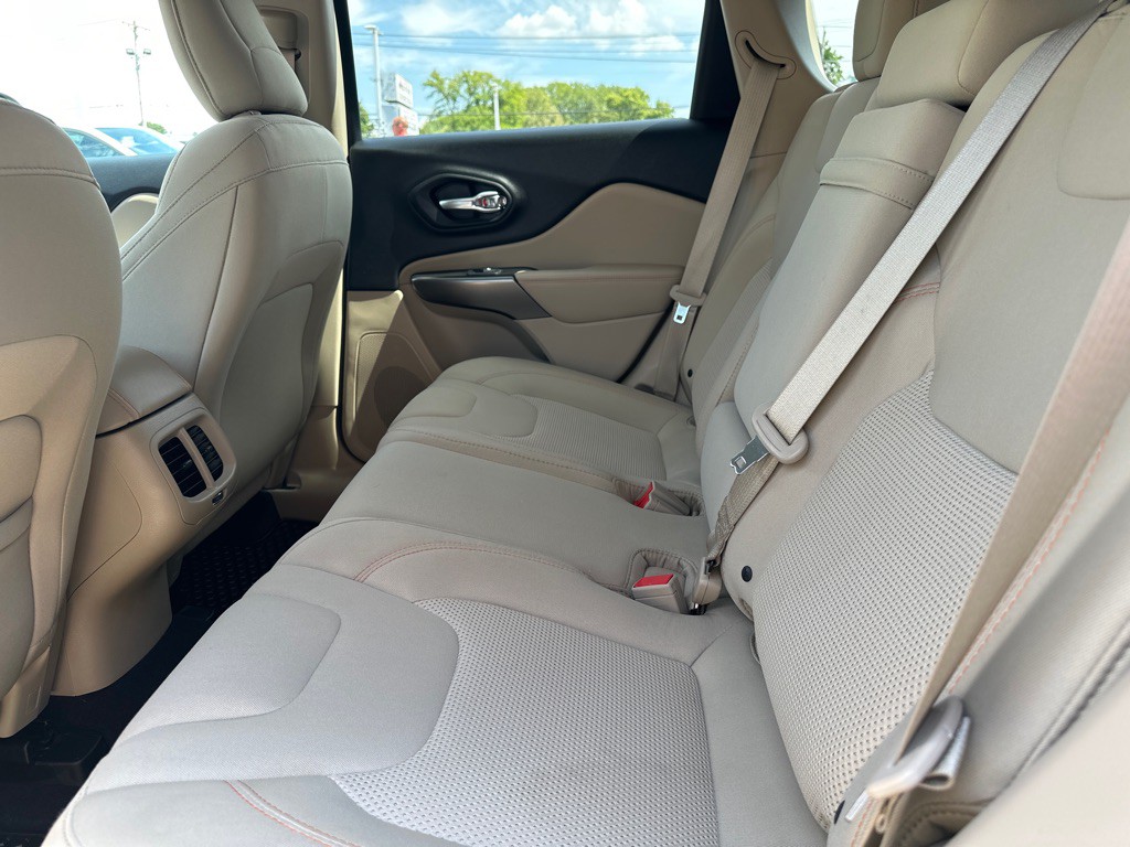 2019 Jeep Cherokee Image 16