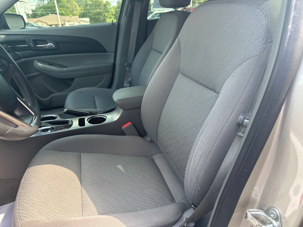 2014 Chevrolet Malibu Image 2