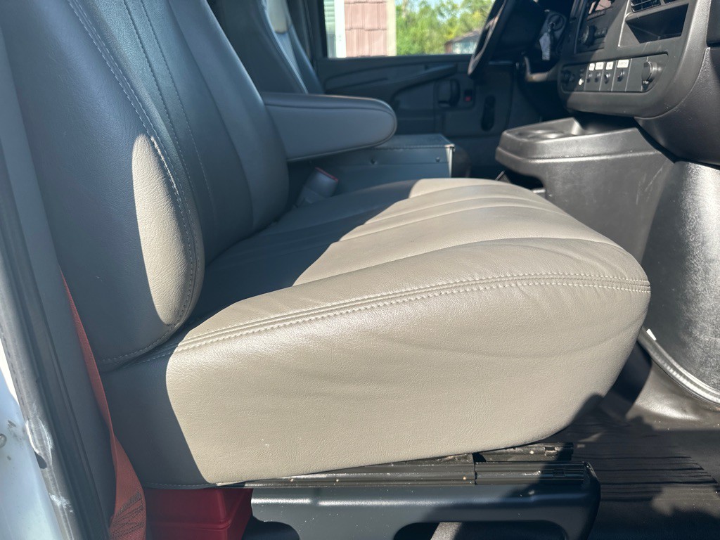 2013 Chevrolet Express Image 10