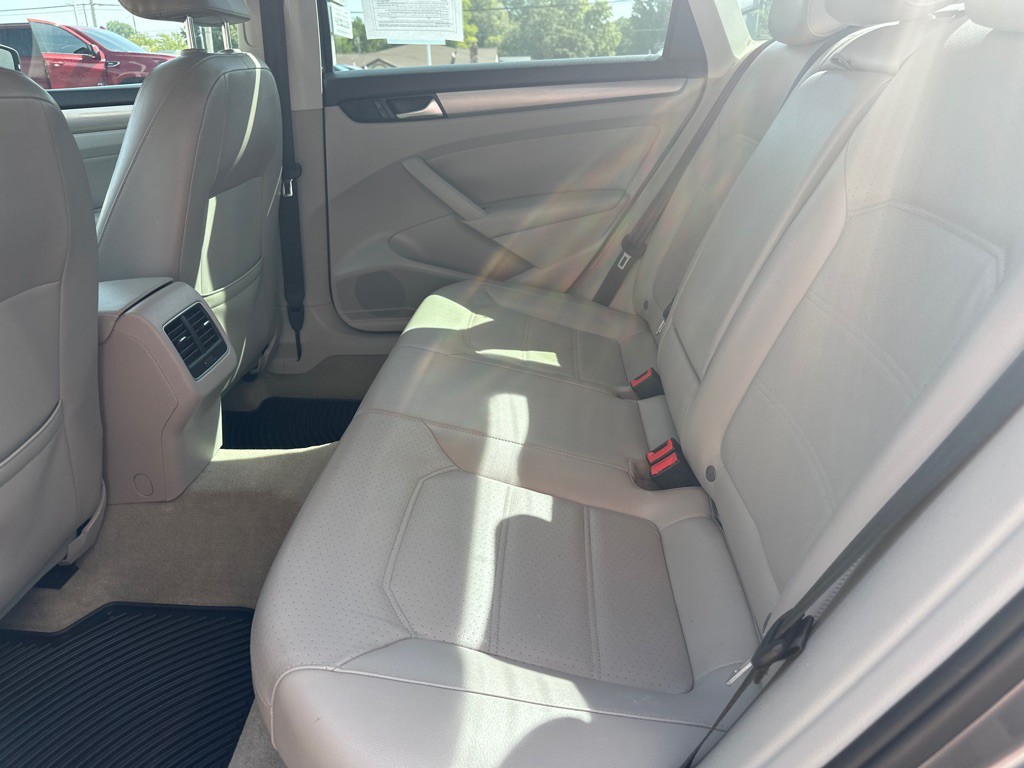2014 Volkswagen Passat Image 16