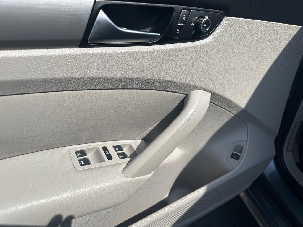 2014 Volkswagen Passat Image 17