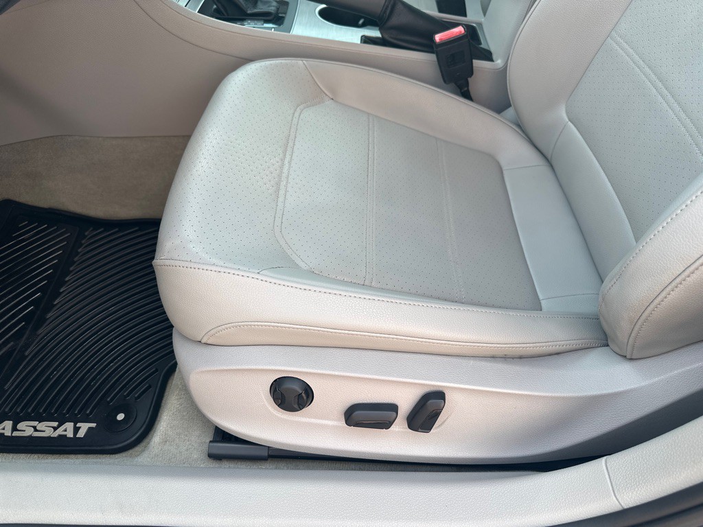 2014 Volkswagen Passat Image 19