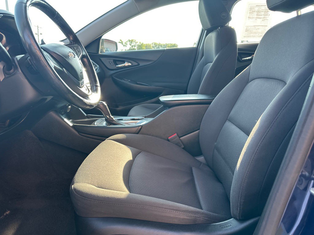 2018 Chevrolet Malibu Image 2