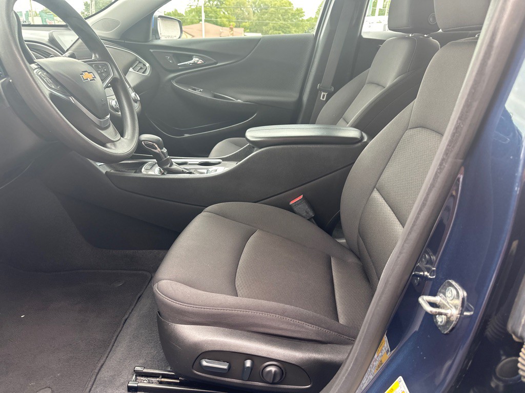 2022 Chevrolet Malibu Image 2