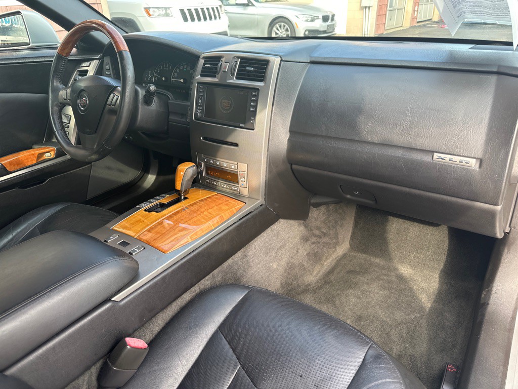 2004 Cadillac XLR Image 8