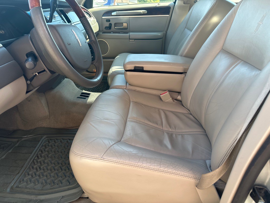 2007 Lincoln Town Car Image 2