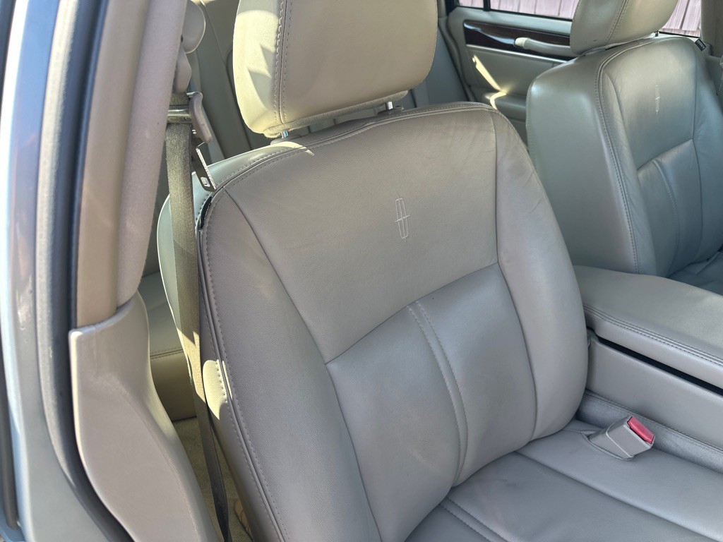 2007 Lincoln Town Car Image 8