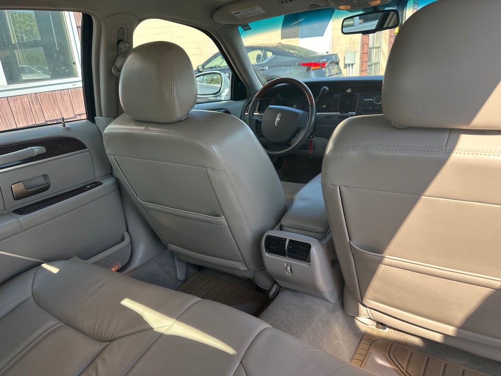 2007 Lincoln Town Car Image 12