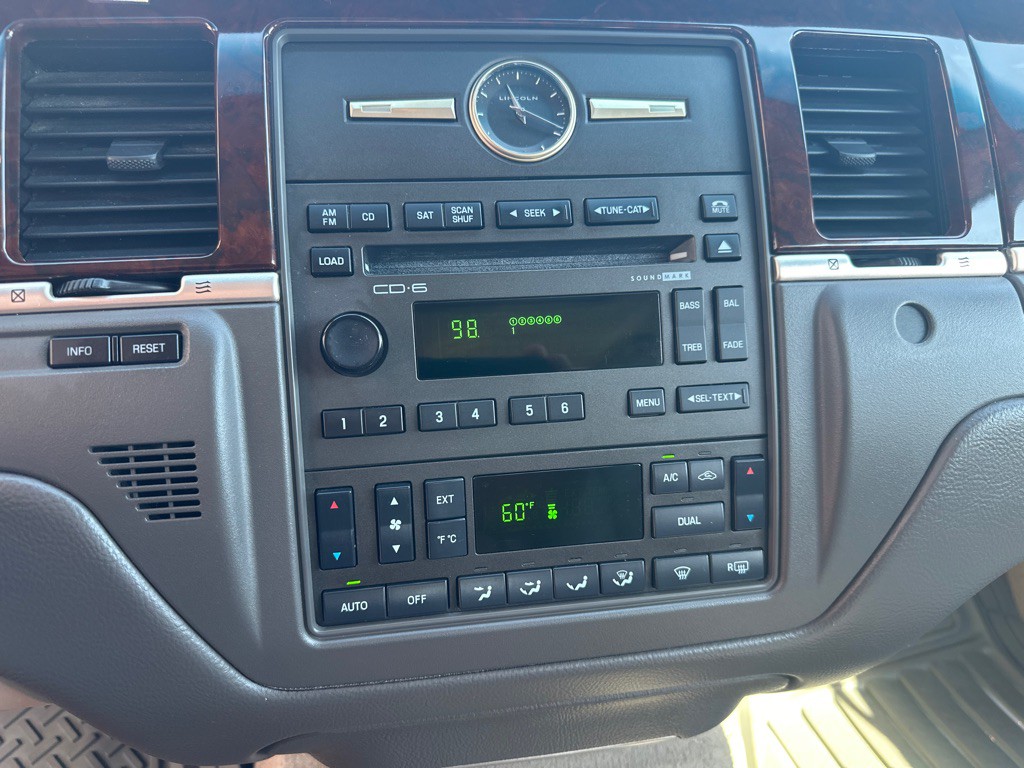 2007 Lincoln Town Car Image 19