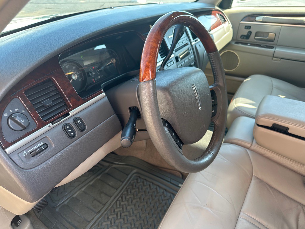 2007 Lincoln Town Car Image 21