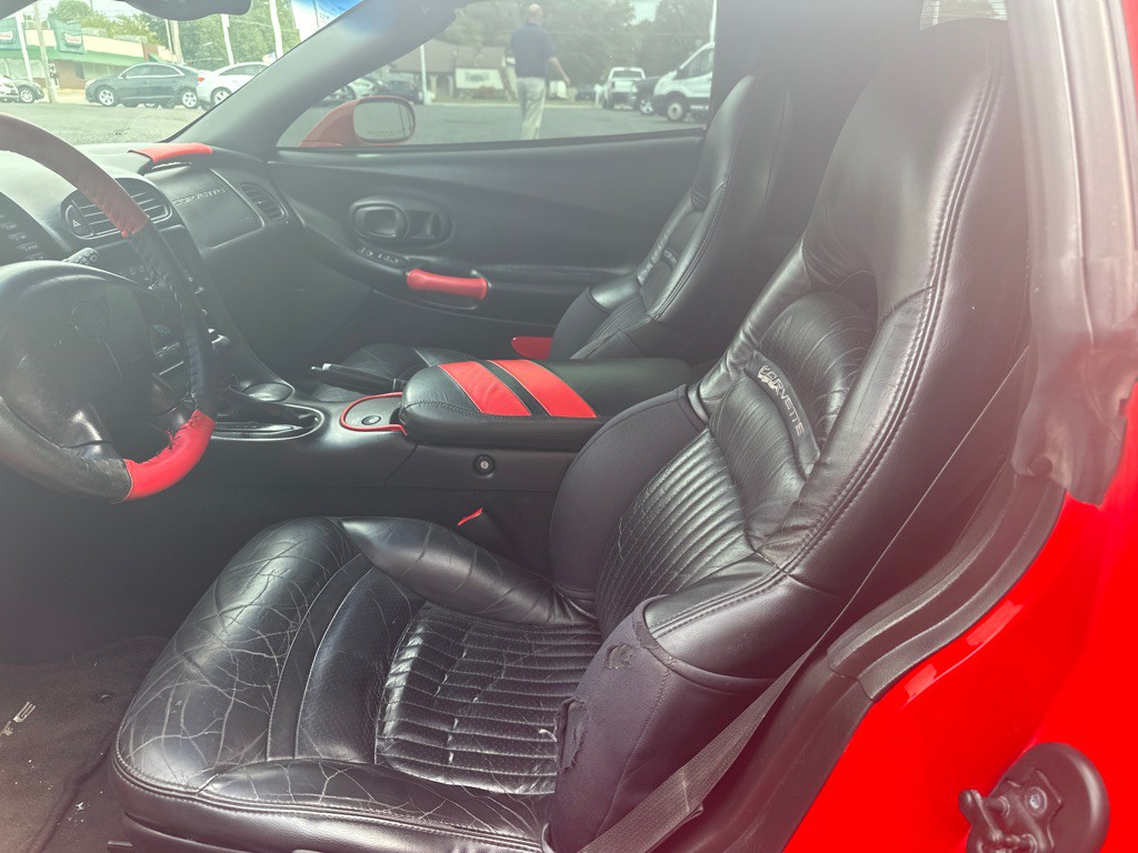2004 Chevrolet Corvette Image 2