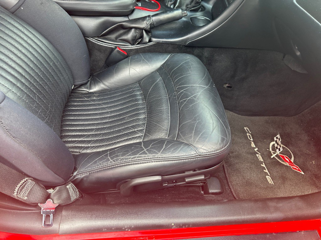 2004 Chevrolet Corvette Image 10