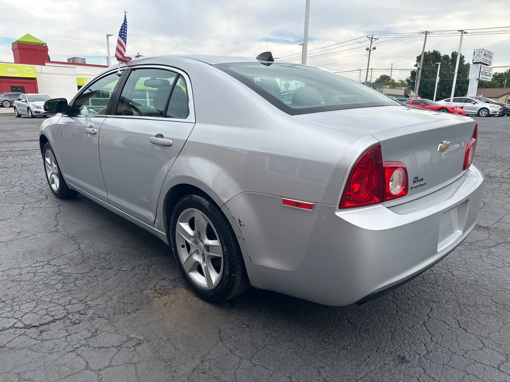 2012 Chevrolet Malibu Image 2