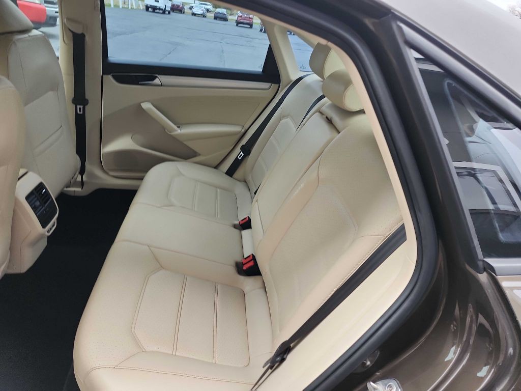 2019 Volkswagen Passat Image 16