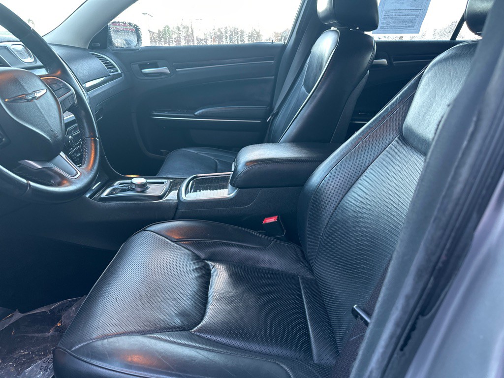 2016 Chrysler 300 Image 2