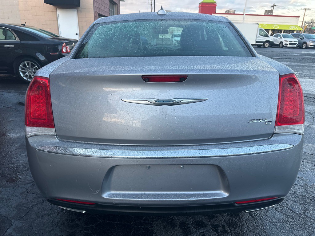 2016 Chrysler 300 Image 4