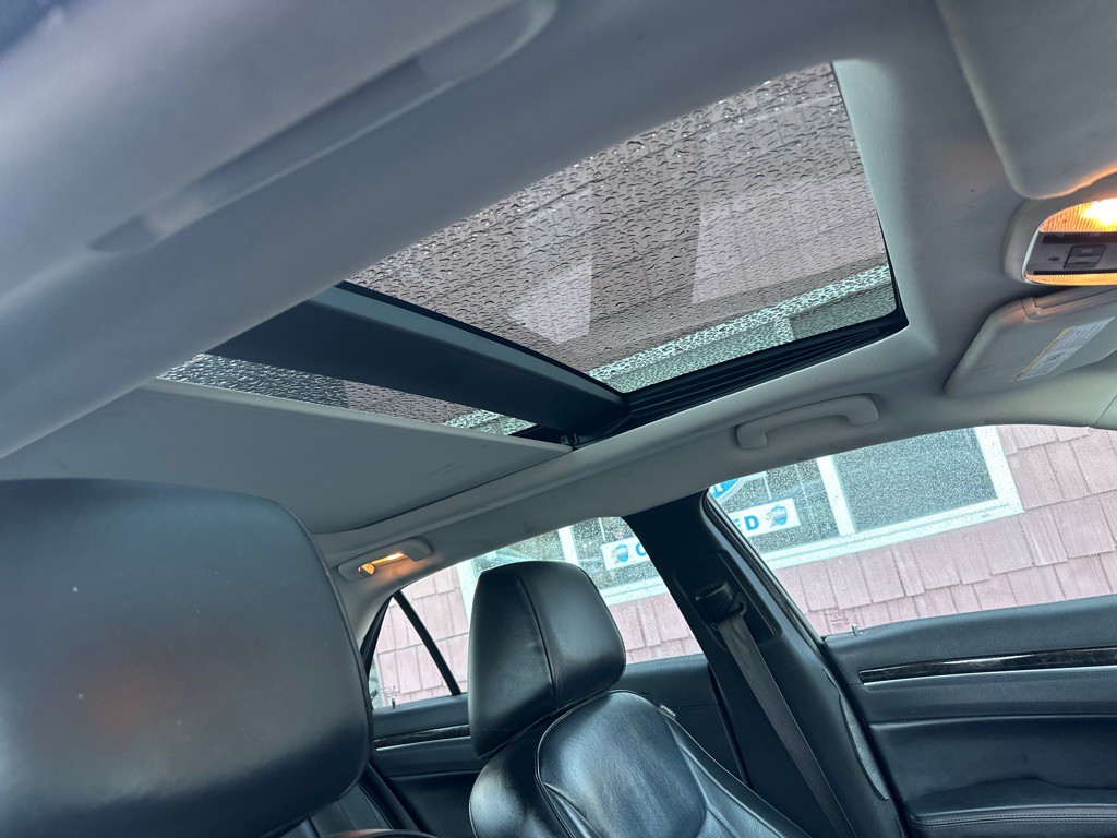 2016 Chrysler 300 Image 8