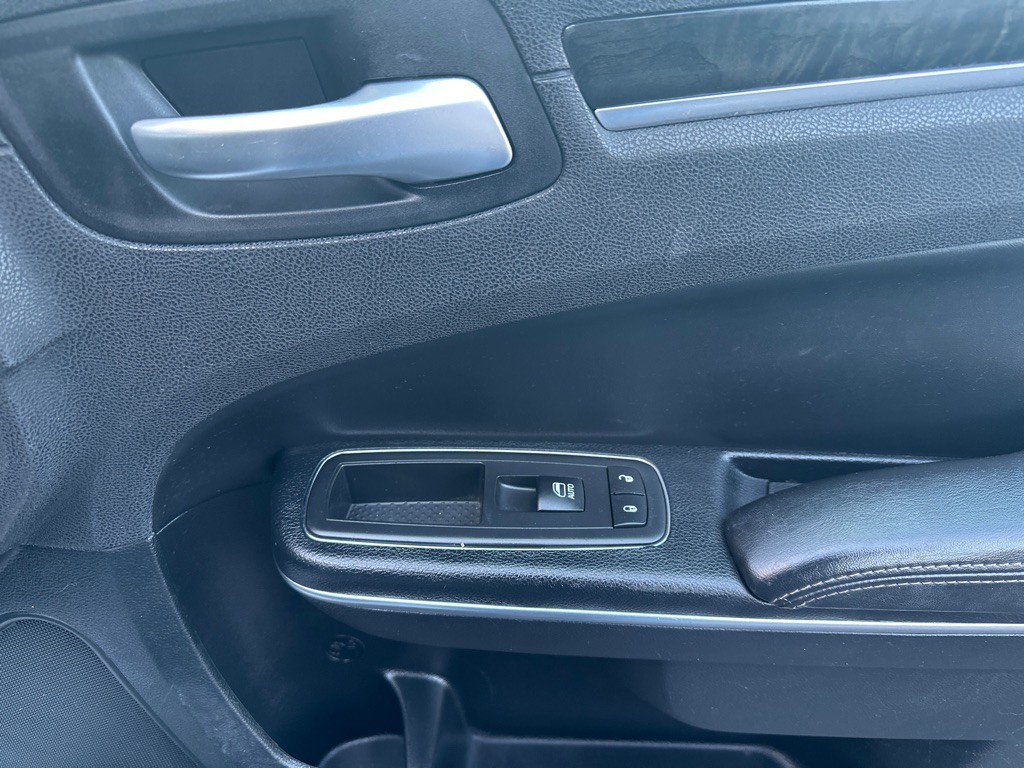2016 Chrysler 300 Image 11