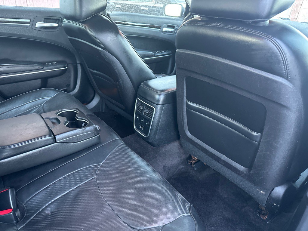 2016 Chrysler 300 Image 12