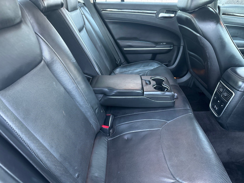 2016 Chrysler 300 Image 14