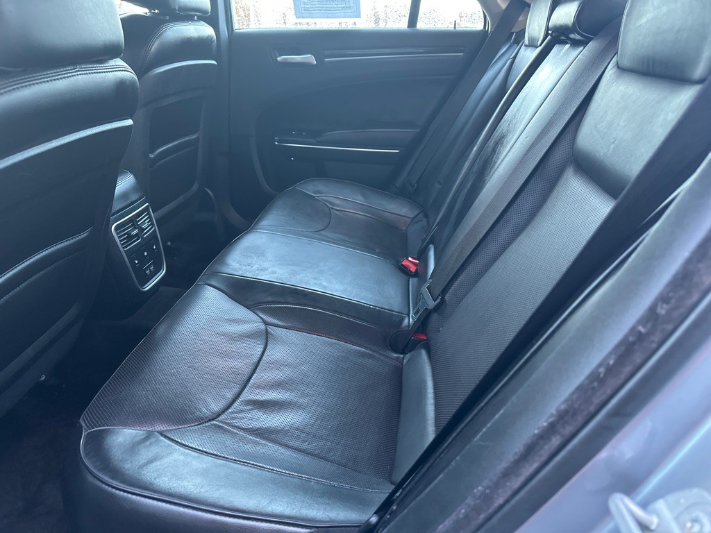 2016 Chrysler 300 Image 17