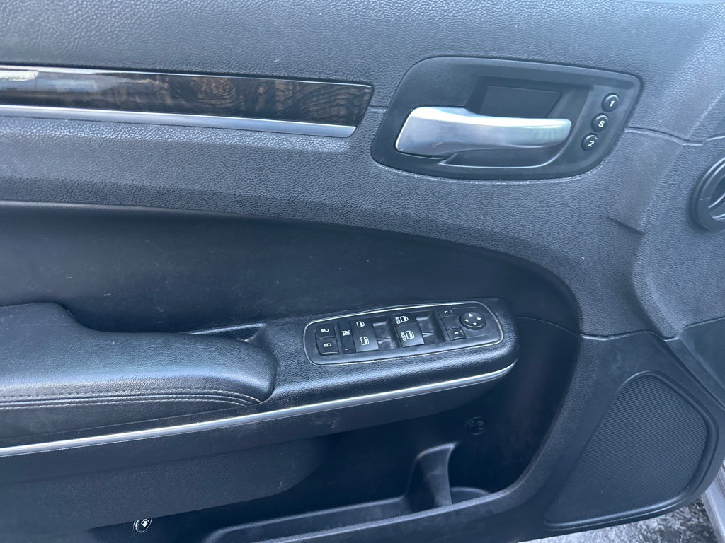 2016 Chrysler 300 Image 18